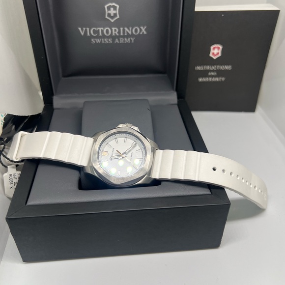 Victorinox Unix midsize watch. New with box and papers model 241769 - Picture 3 of 7